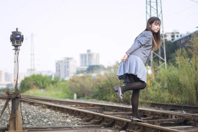 铁轨上的少女 户外 铁路 青春 4K