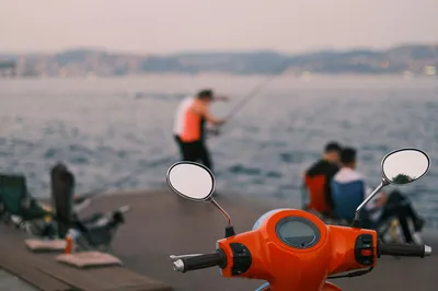 湖畔钓鱼时光 湖边 钓鱼 橙色摩托车 2K