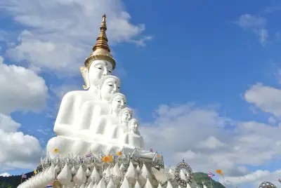 蓝天白云下的白色佛像 佛教 佛像 户外 4K