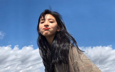 蓝天白云下的少女 人像摄影 户外 蓝天 4K