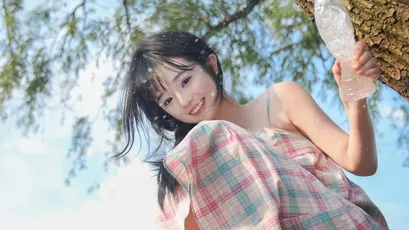 阳光下的微笑女孩 户外 自然 微笑 4K