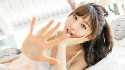 温馨卧室中的可爱女孩 卧室 可爱 粉色 4K