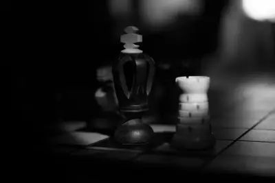 黑白棋盘上的对峙 棋盘 国际象棋 黑白摄影 4K
