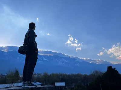 雪山背景下的人影 自然景观 蓝色天空 冬季雪景 4K
