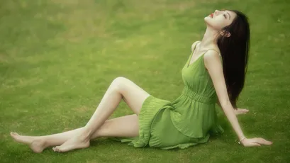 绿色草地上的优雅女子 草地 绿色 女性 4K