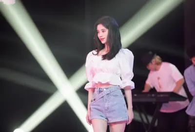 舞台上的少女 舞台表演 青春活力 白色上衣 4K